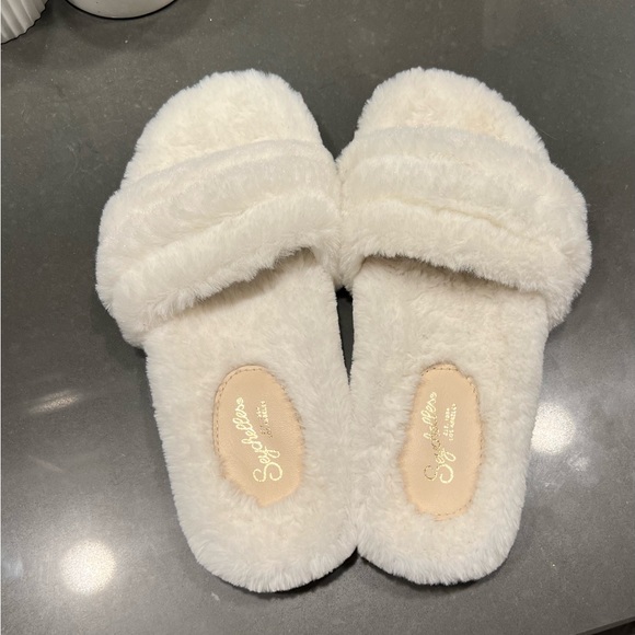 Seychelles Fuzzy Slides - Picture 1 of 4